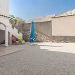 شقة Miocic