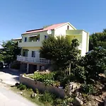 شقة Miocic